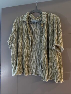 Green/white printed  pleated button up top